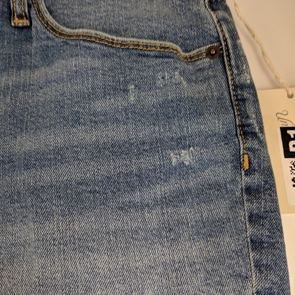 Universal Threads Distressed Jean Shorts - Picture 4 of 6